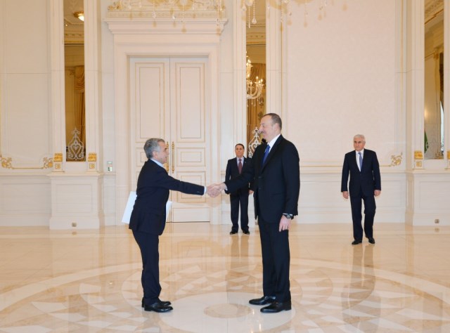 Ильхам Алиев принял верительные грамоты нового посла Алжира - ФОТО